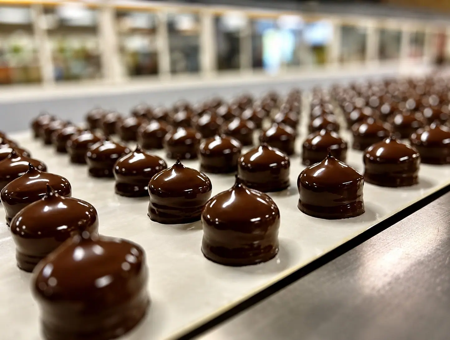 Gräddbullar på rullande band i produktion