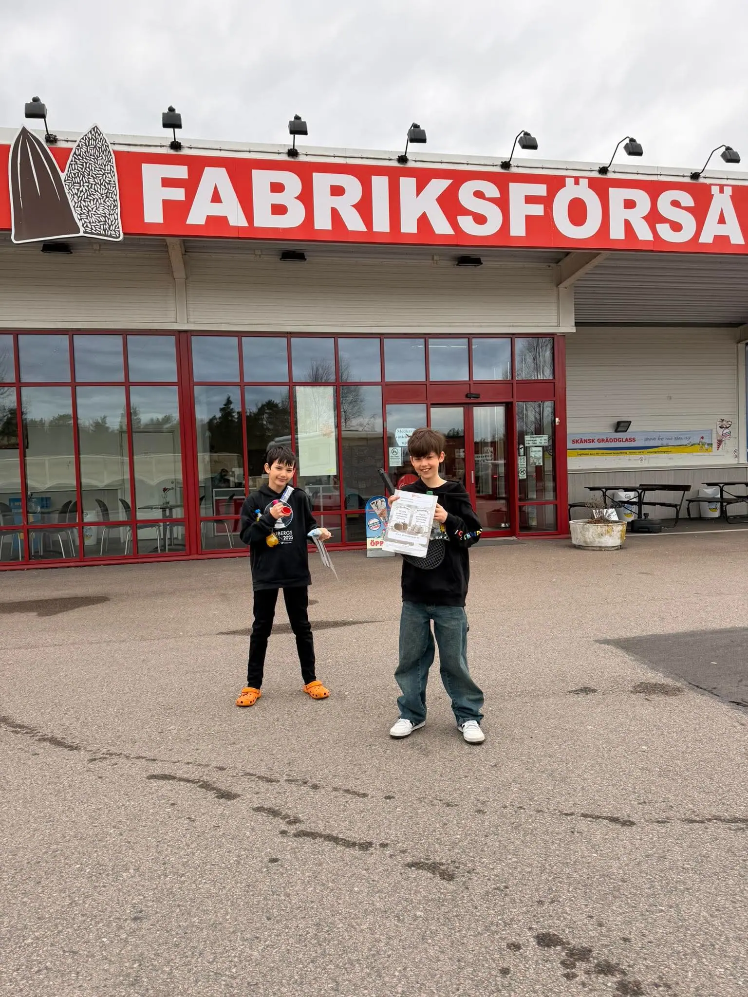 Två barn utanför Herrgårdstoppens fabriksförsäljning