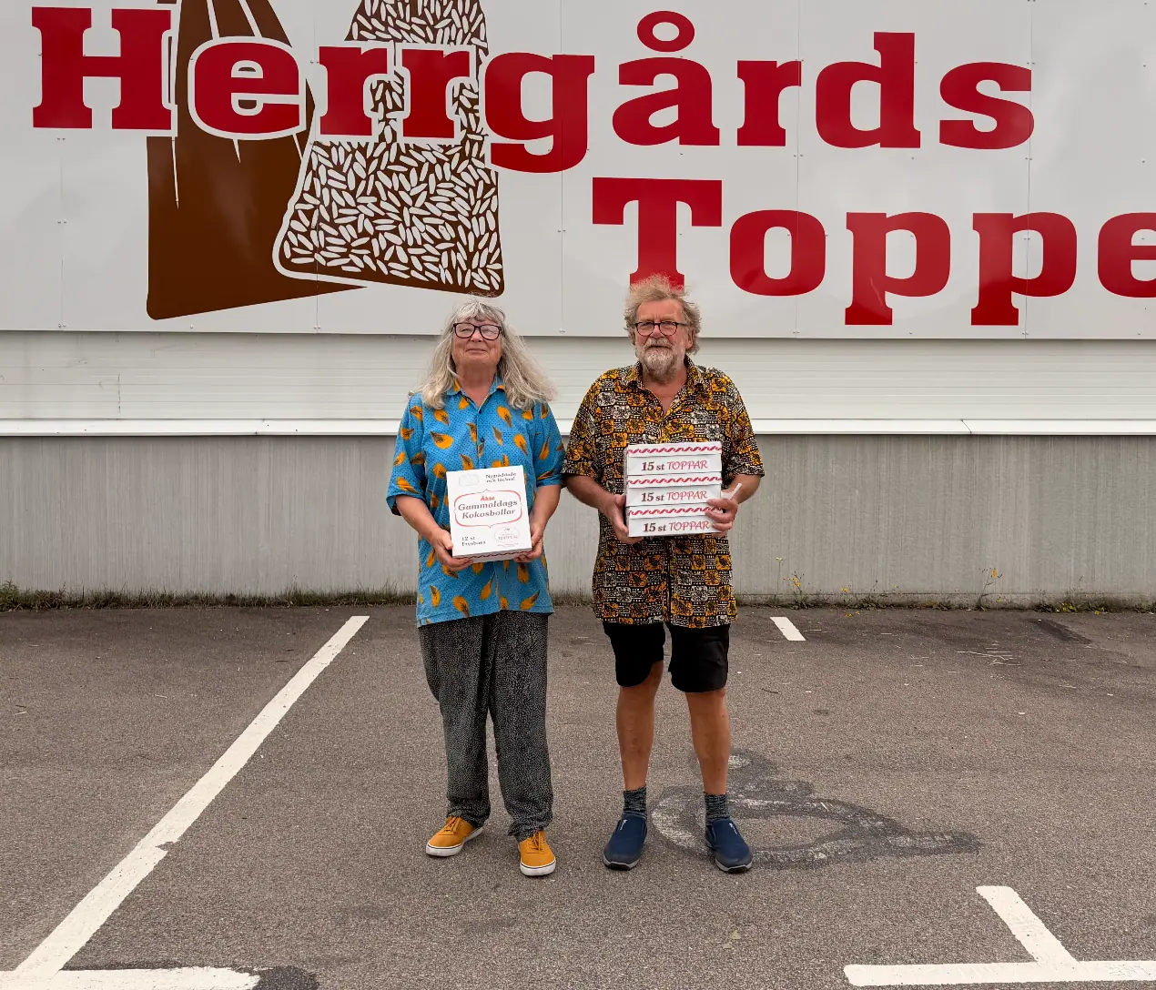 Par framför Herrgårdstoppen-skylten