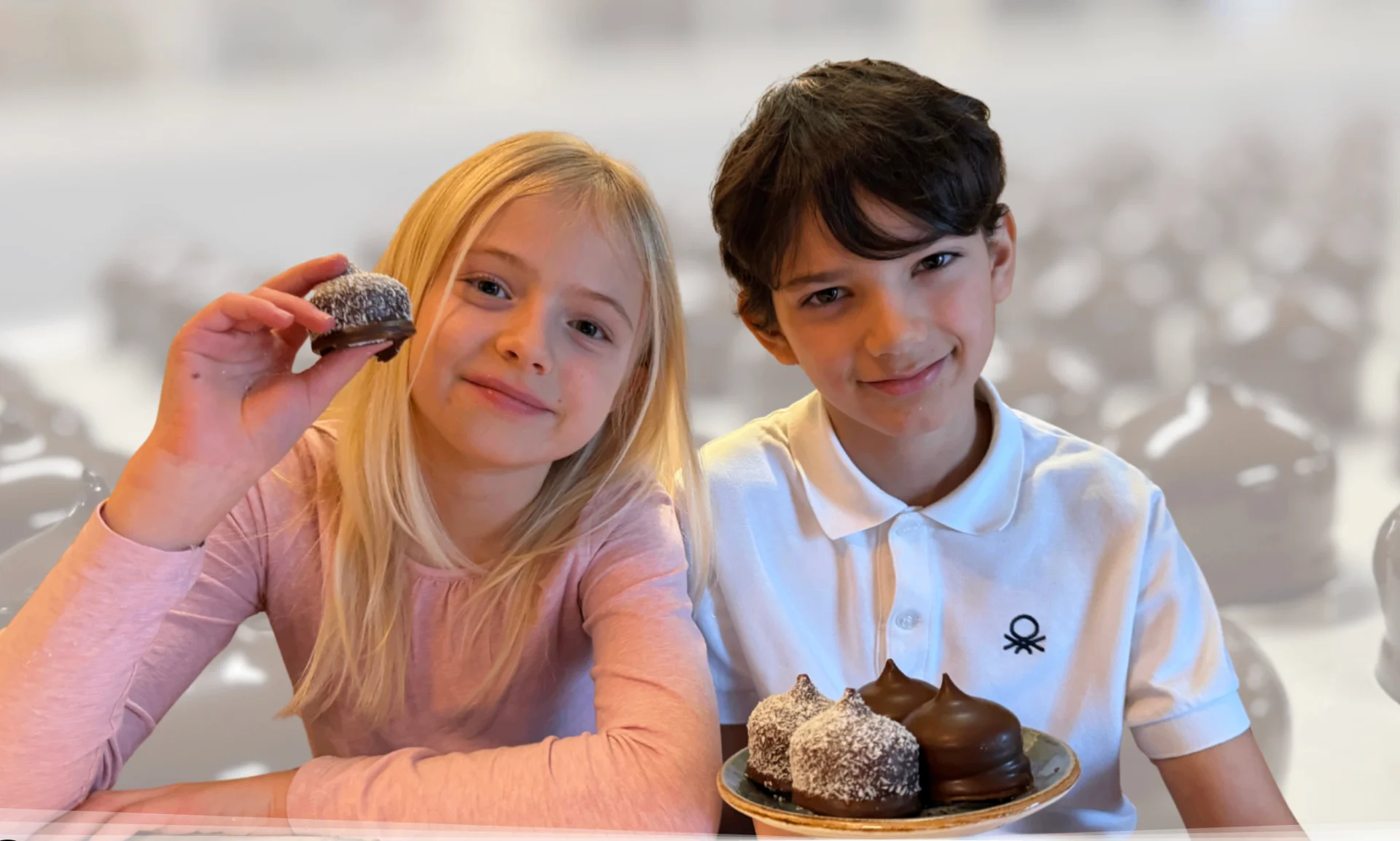 Platshållarbild: Kingston och Nelli med varsin låda choklad- och kokosbollar